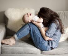 Cutremurător! Gestul înfiorător al unei mame! Și-a vândut bebelușul pe Facebook!