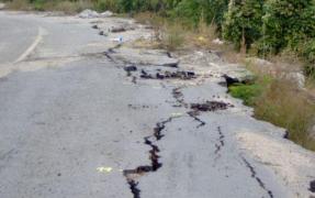 Şosea surpată! Circulaţie deviată pe DN 7, la intrarea în Râmnicu Vâlcea