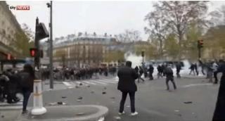 Paris: Mii de persoane formează un lanţ uman în capitala Franţei pentru a denunţa "starea de urgenţă climatică"