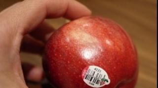 Te-ai întrebat vreodată? De ce nu trebuie să cumperi NICIODATĂ legume şi fructe cu etichete inscripţionate cu cifra 8