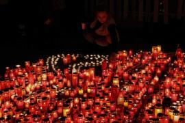 Cluj: Sute de oameni, la o slujbă de pomenire pentru tinerii morți în clubul Colectiv