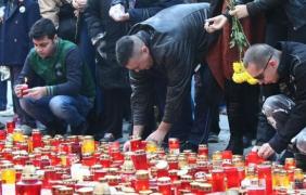 Flori și lacrimi, pentru victimele din Colectiv, la o lună de la tragedie