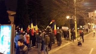 Constanța: Protest în fața Prefecturii; se cere demisia guvernanților