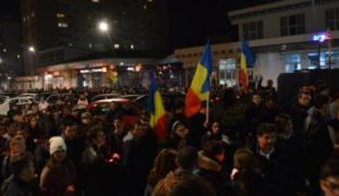 Peste 400 de persoane protestează la Alba Iulia: "Nu plecăm acasă, morţii nu ne lasă"