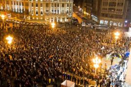 Timişoara. Protestatarii au atacat cu ouă spectatorii aflaţi la balconul Operei