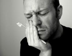 Te dor DINŢII? Iată câteva remedii NATURALE! TOŢI le avem în casă