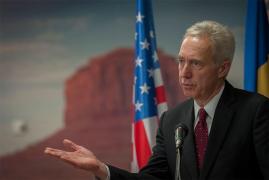 1 DECEMBRIE: Ambasadorul SUA: Dragi prieteni români, m-aţi impresionat prin implicare