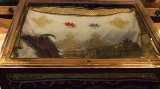 Sute de CREDINCIOȘI vin aici zilnic.  Moaștele care te SCAPĂ de blesteme se află într-o biserică din România