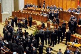 Legea pensiilor speciale pentru parlamentari, introdusă marţi pe agenda plenului