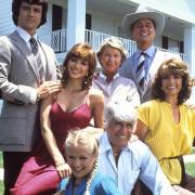 Cinci CURIOZITĂȚI pe care nu le ştiai despre serialul-fenomen „DALLAS”. Sue Ellen nu își învăța niciodată replicile, iar Pamela punea mereu condiții