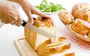 Nu mai arunca PÂINEA USCATĂ! Transformă firmiturile în mâncăruri DELICIOASE