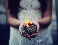 Este imună la NECAZURI! Nimic nu o poate atinge! Care este ZODIA care poate trece prin FOC fără să se ardă