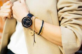 Este extrem de dăunător! Ce se întâmplă cu elasticul de păr dacă este ținut pe mână?! Caz halucinant: "I-a intrat în mână"