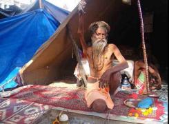 De peste 40 de ani stă cu MÂNA RIDICATĂ! Acum nu o mai poate coborî. Motivul pentru care face acest SACRIFICIU este incredibil