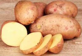 Efect ULUITOR! Ce se întâmplă dacă îţi pui cartof crud pe frunte