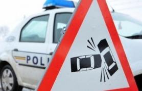 Un tânăr a murit după ce maşina pe care o conducea a lovit o cisternă încărcată cu kerosen în Bacău