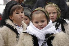 Iți lași sau nu copilul la colindat? Află ce spune psihologul!