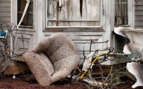 Cele mai TRĂZNITE și CIUDATE obiceiuri de anul nou în Europa: oase de pește în geantă sau mobilă aruncată pe geam!