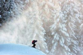 Tunurile pentru producerea zăpezii artificiale lucrează la capacitate maximă la Predeal și Poiana Brașov