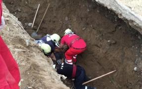 Doi muncitori au fost prinşi sub un mal de pământ, în Snagov