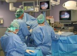 Canadienii așteaptă în medie 18 săptămâni pentru a ajunge pe masa de operație