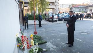 Klaus Iohannis a mers la Colectiv pentru a aprinde o lumânare, la 40 de zile de la tragedie