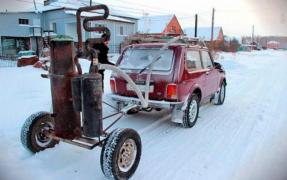 Foto de tot râsul! Maşini alimentate cu LEMNE, noua modă în Ucraina