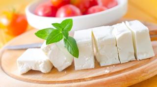 Doar 4% LAPTE! Cum să faci diferenţa între brânza adevărată şi cea plină de margarină