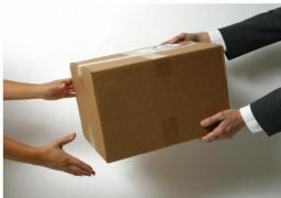 Revoltător! Ce au primit doi români în loc de telefoanele dorite