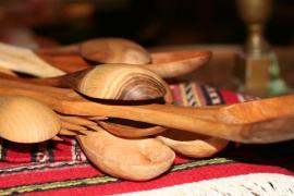 Truc GENIAL! Cum să cureţi şi să dezinfectezi lingurile din lemn