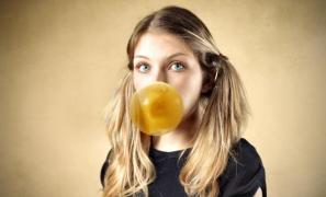 Aviz amatorilor! Mesteci GUMĂ zilnic? Iată ce poţi păţi