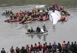 Accident aviatic Taiwan: Echipele de salvare continuă căutarea a 12 persoane date dispărute