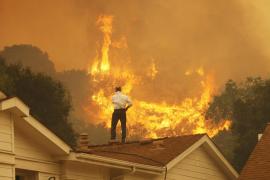 Două oraşe din California, evacuate din cauza unui incendiu care a distrus 40 de imobile