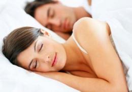 Ce spune POZIȚIA în care DORMI despre tine? MULTE!