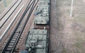 Zeci de tancuri şi blindate au ajuns astăzi la baza Mihail Kogălniceanu