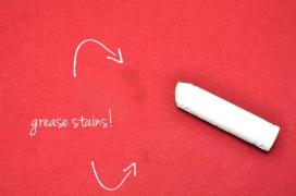 Ai PETE de grăsime pe HAINE? Cea mai simplă metodă de a le scoate. Ai nevoie de o bucată de cretă