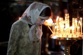 Toate femeile fac asta în biserică, fără să ştie motivul! De ce se poartă baticul în casa Domnului