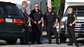 SUA: Un bărbat care a încercat să atace cu o sabie agenţi de securitate a fost împuşcat