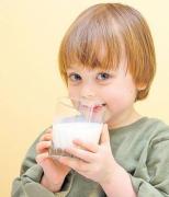 Cum îți AFECTEAZĂ sănătatea un pahar de LAPTE pe zi