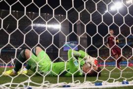 VIDEO şi FOTO! Momente de groază la meciul Muntenegru-Rusia! Portarul Akinfeev, dus de urgenţă la spital