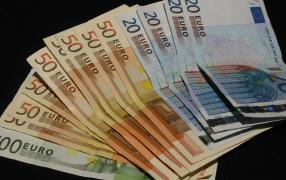 Euro a atins un nou minim al ultimilor 11 ani faţă de dolar