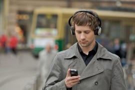 Căștile pe urechi duc la APARIȚIA COȘURILOR pe față