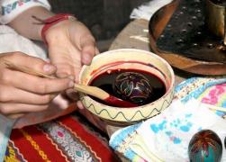 Spălatul feţei cu apa unde s-au pus un ou roşu, unul alb şi un ban, obicei străvechi de Paşti