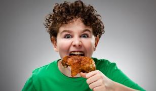 Faci ASTA după ce mănânci? Mare greşeală! Iată ce este interzis să facem după o masă copioasă