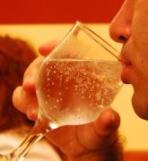 EFECT MIRACULOS! Bea un pahar de APĂ MINERALĂ înainte de masă