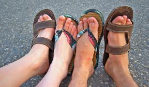 Atenţie mare! De ce este extrem de PERICULOS să porţi ŞLAPI