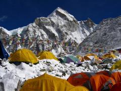 Tabăra de bază a alpiniștilor de pe Everest a fost sever afectată