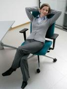 Scapă de durerile de COLOANĂ! POZIȚIA CORECTĂ pe care trebuie s-o adopți pe scaun, la serviciu