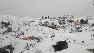 Autoritățile nepaleze declară că 22 de persoane au murit pe Everest, numărul celor dispăruți fiind de 217