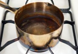 Ajutorul vine din bucătăria ta! Cât de SIMPLU poți curăța ARSURA de pe TIGAIE